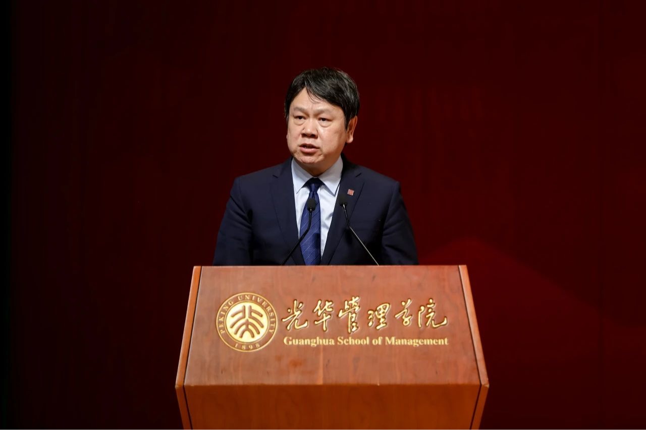 谦卑的思想者丨北大J9集团国际站院长刘俏2024年开学典礼致辞